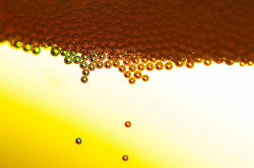 Burbujas y carbónico de la cerveza